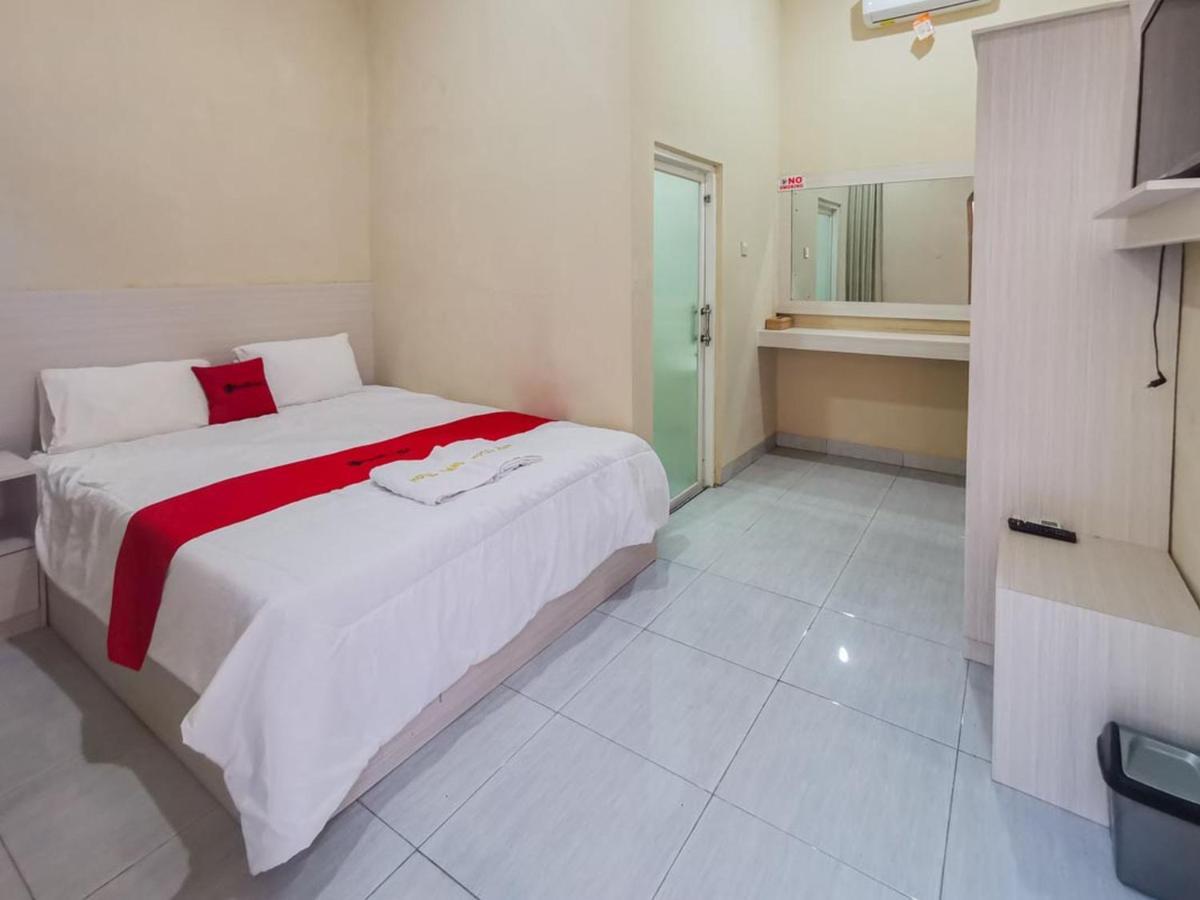 Reddoorz Near Pantai Pancer Door Pacitan Hotel Exterior foto