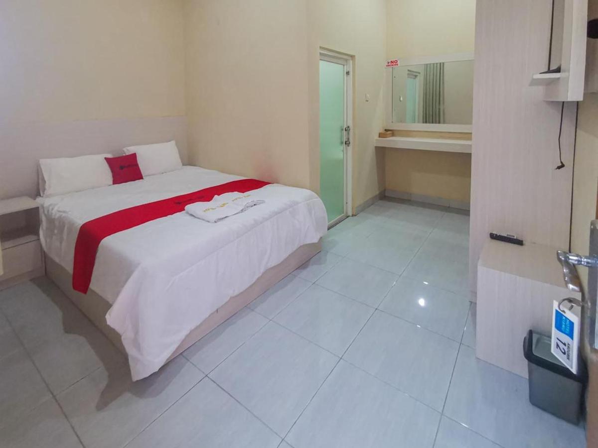 Reddoorz Near Pantai Pancer Door Pacitan Hotel Exterior foto