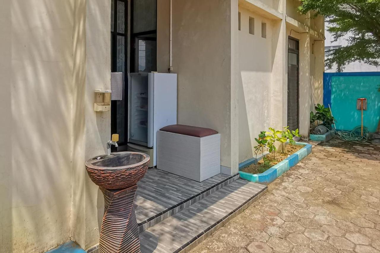 Reddoorz Near Pantai Pancer Door Pacitan Hotel Exterior foto